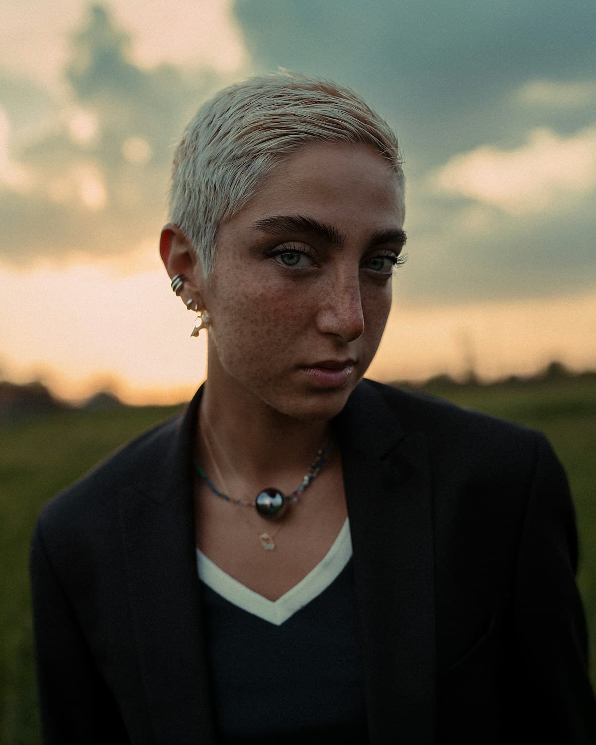 Portrait mit kurzem, platinblondem Haar im Abendlicht