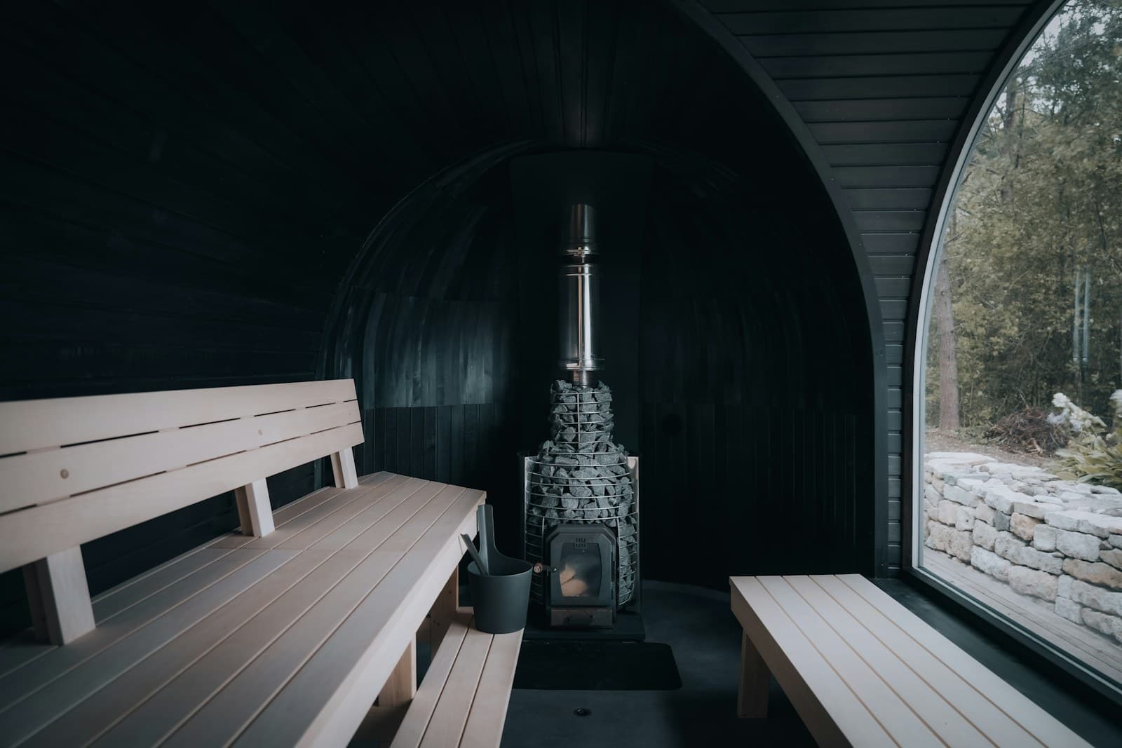 Holzbank und Panoramafenster einer Sauna, fotografiert von Iglucraft